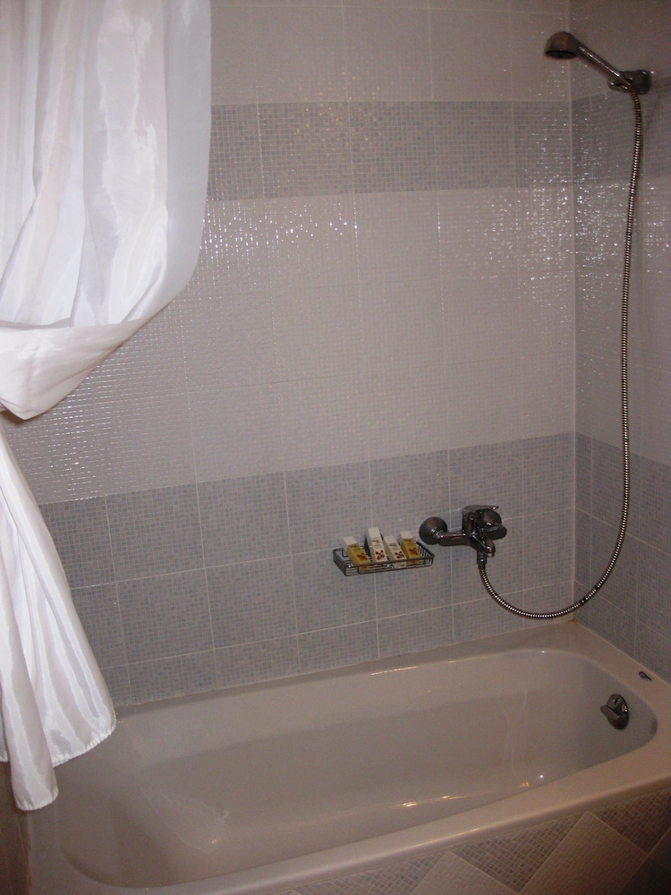 Basic Double or Twin Room, 1 Bedroom - Photo 7