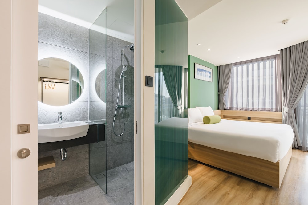 Deluxe Double Room, 1 Double Bed, Balcony, City View photo 2