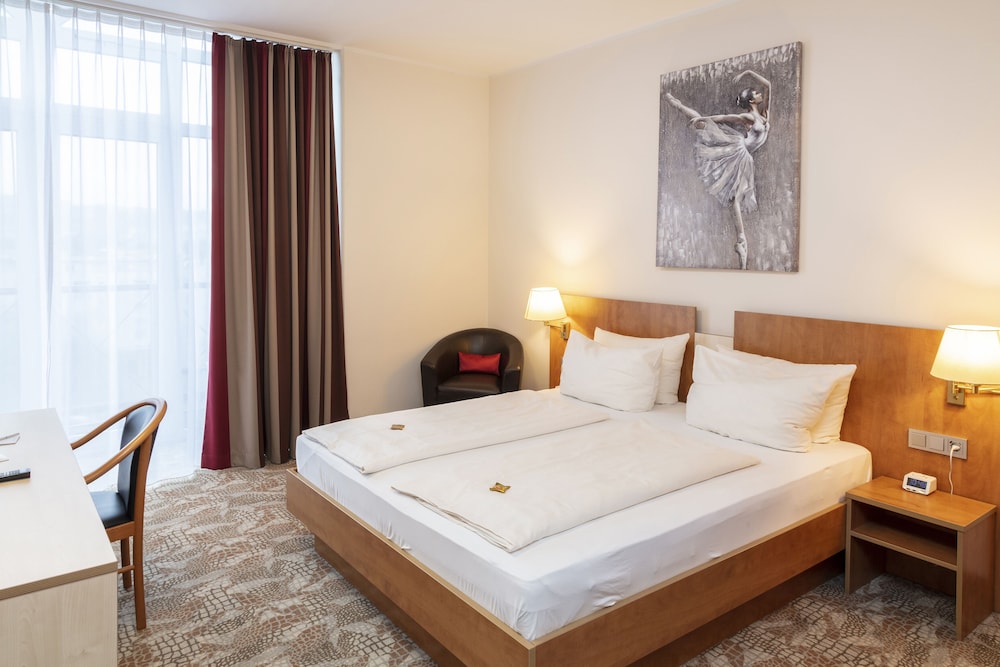Standard Room, Multiple Beds, Kitchenette (Converts to 2 Twin Beds;with Sofabed)