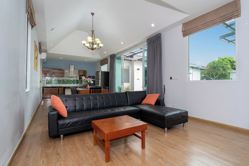 Deluxe Double Room Pool Access with Shared Kitchen photo 3