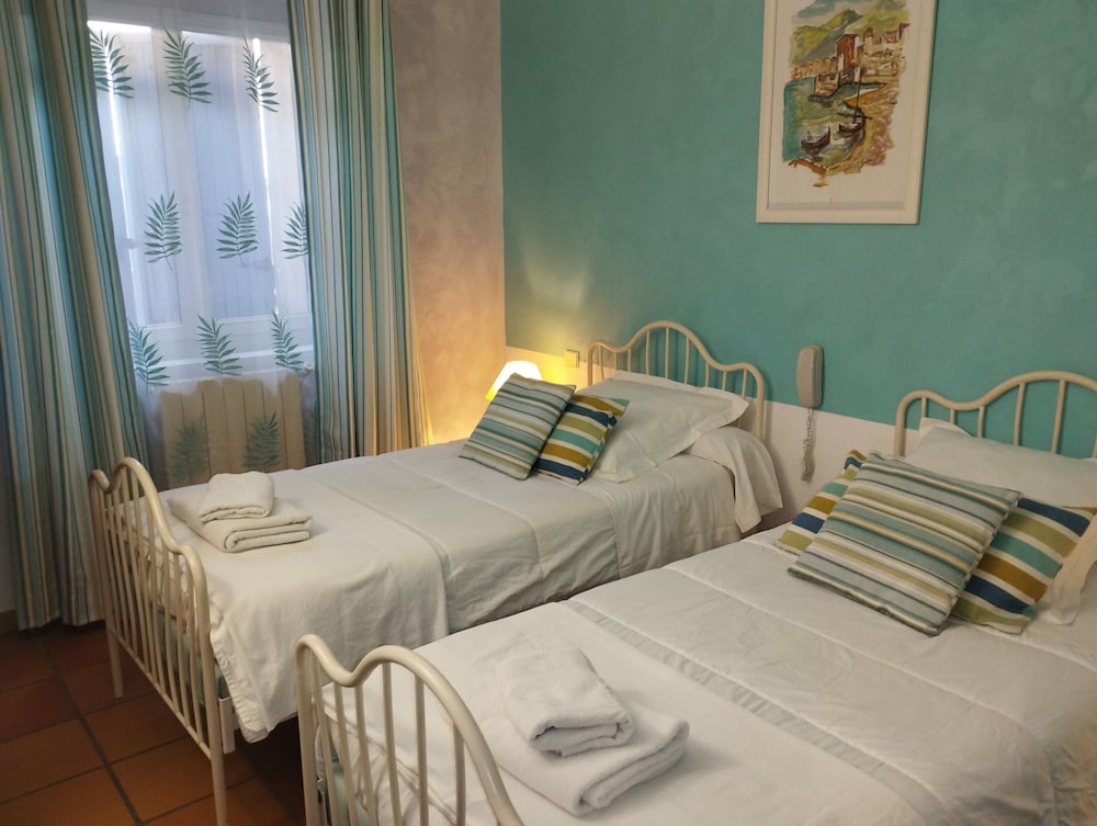 Standard Twin Room - Photo 1