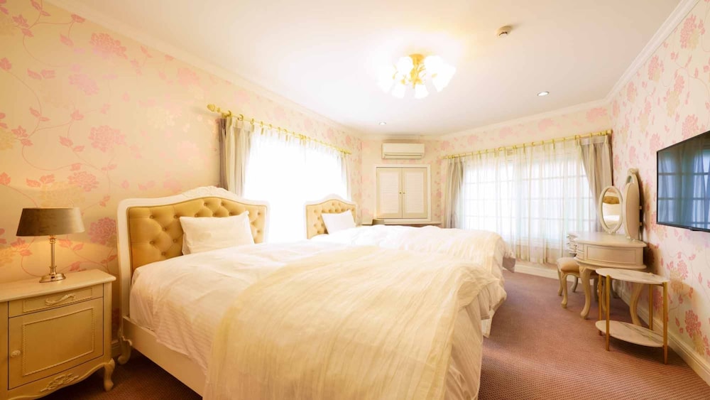 Western Room 21square meter (2 people, Sink, WC, Non Smoking)