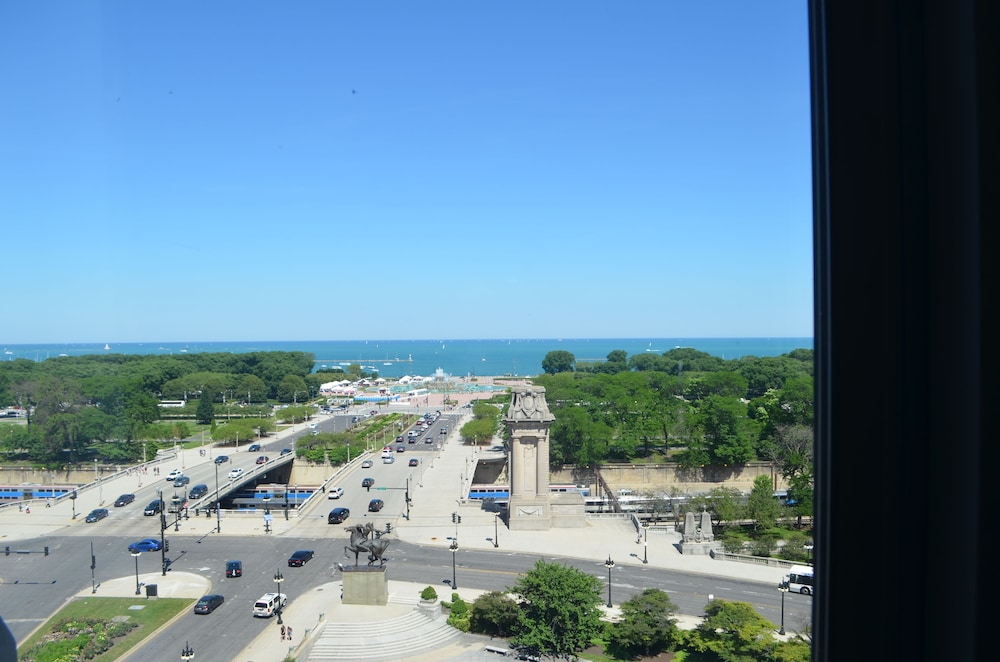 Standard Suite, 1 King Bed, Lake View, Lakeside - Photo 11