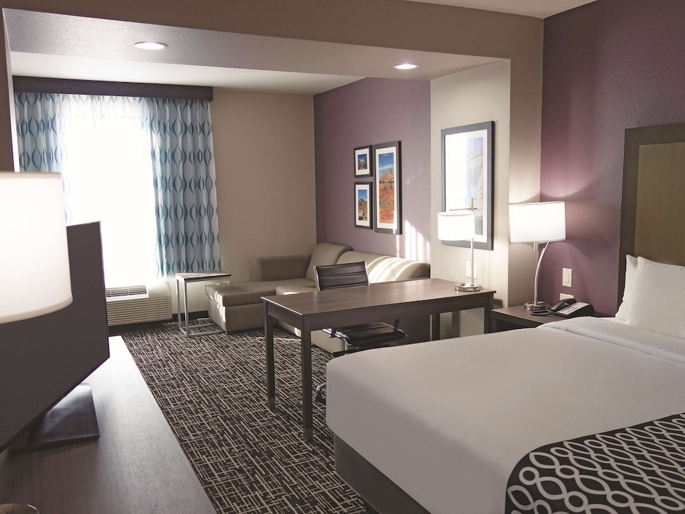 Deluxe Room, 1 King Bed, Non Smoking (Deluxe Executive Room) photo 2