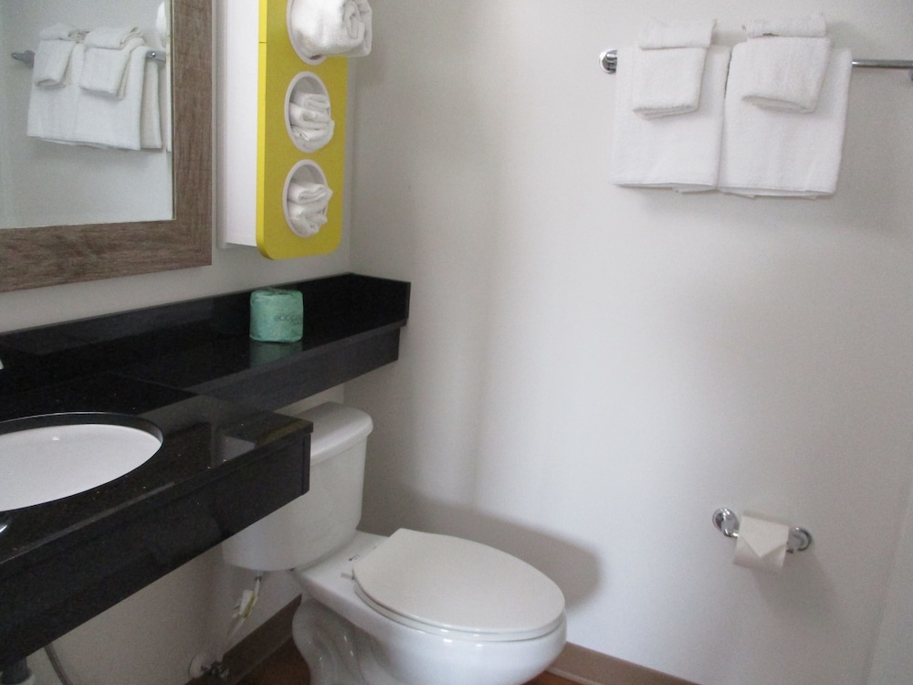 Deluxe Room, 2 Double Beds, Non Smoking, Refrigerator & Microwave - Photo 7