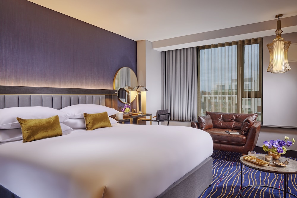 Deluxe King room photo 1