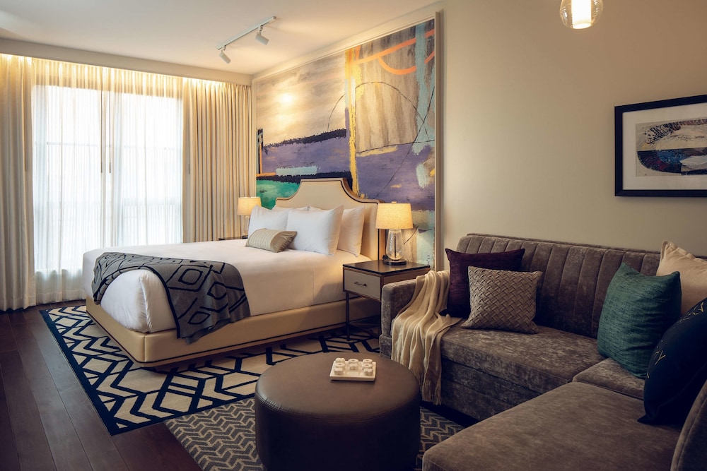 Deluxe Room, 1 King Bed, City View