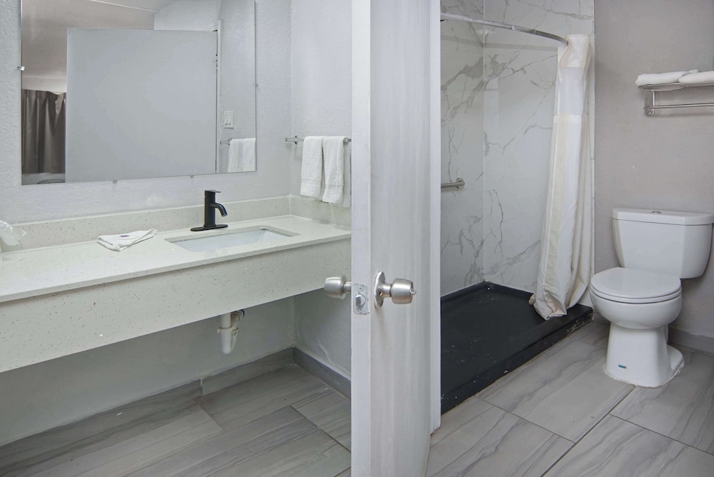 Deluxe Room, 2 Double Beds, Non Smoking, Refrigerator & Microwave - Photo 5