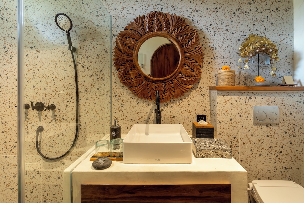 Jungle Room with Bathtub - Photo 11