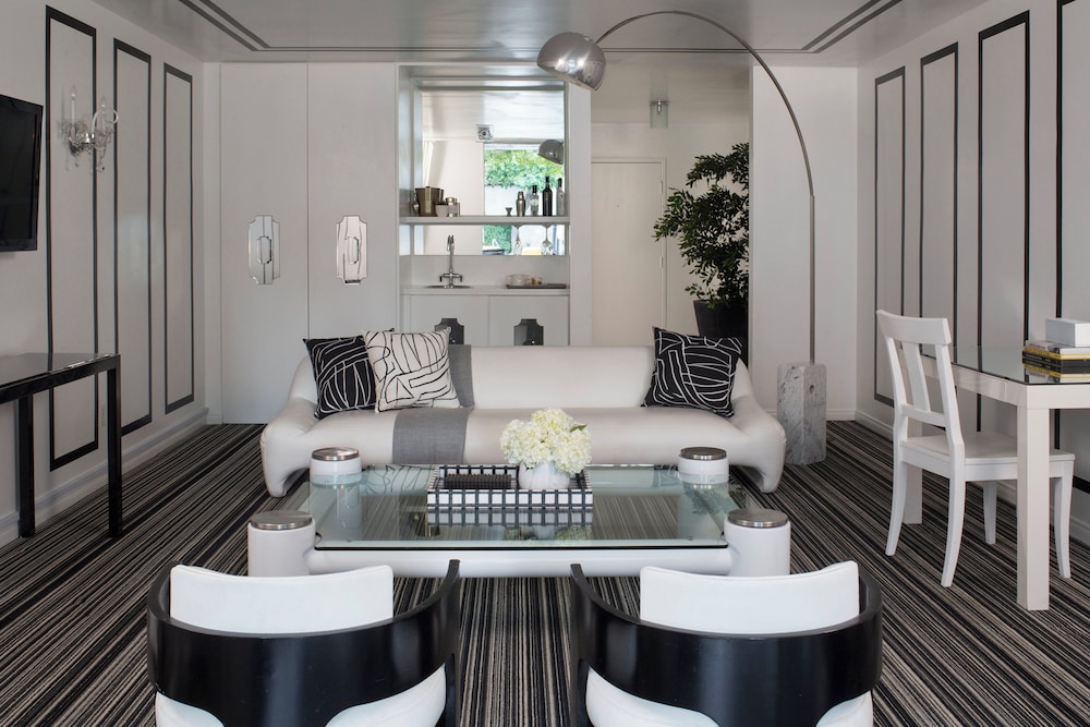 Suite, 1 King Bed, Accessible - Photo 2