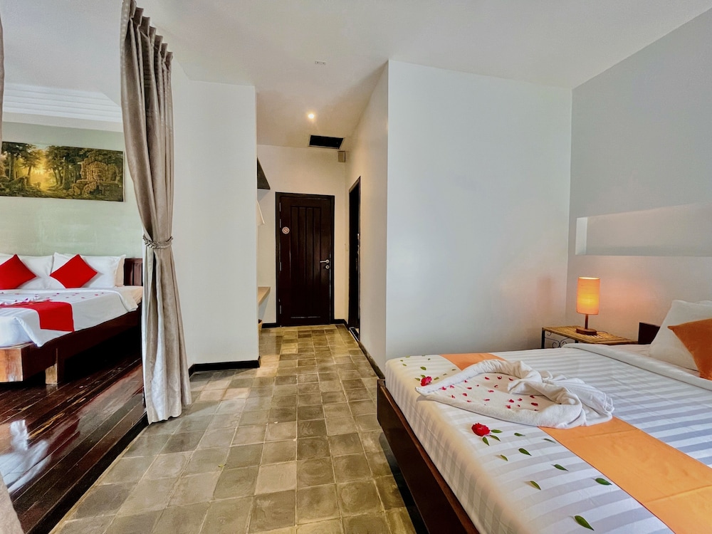 Family Room, Balcony, Pool View (Free Bus Station Pick up) - Photo 2