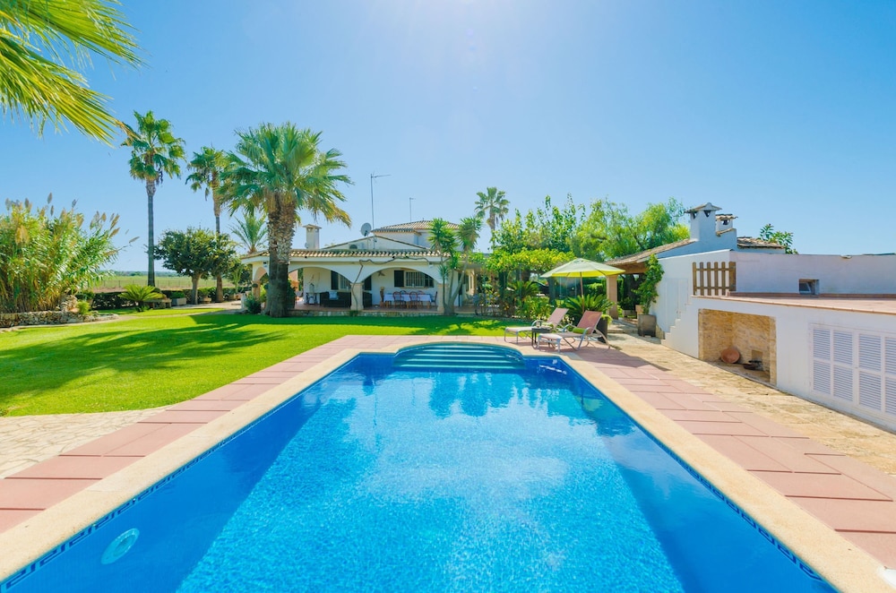 Villa photo 2