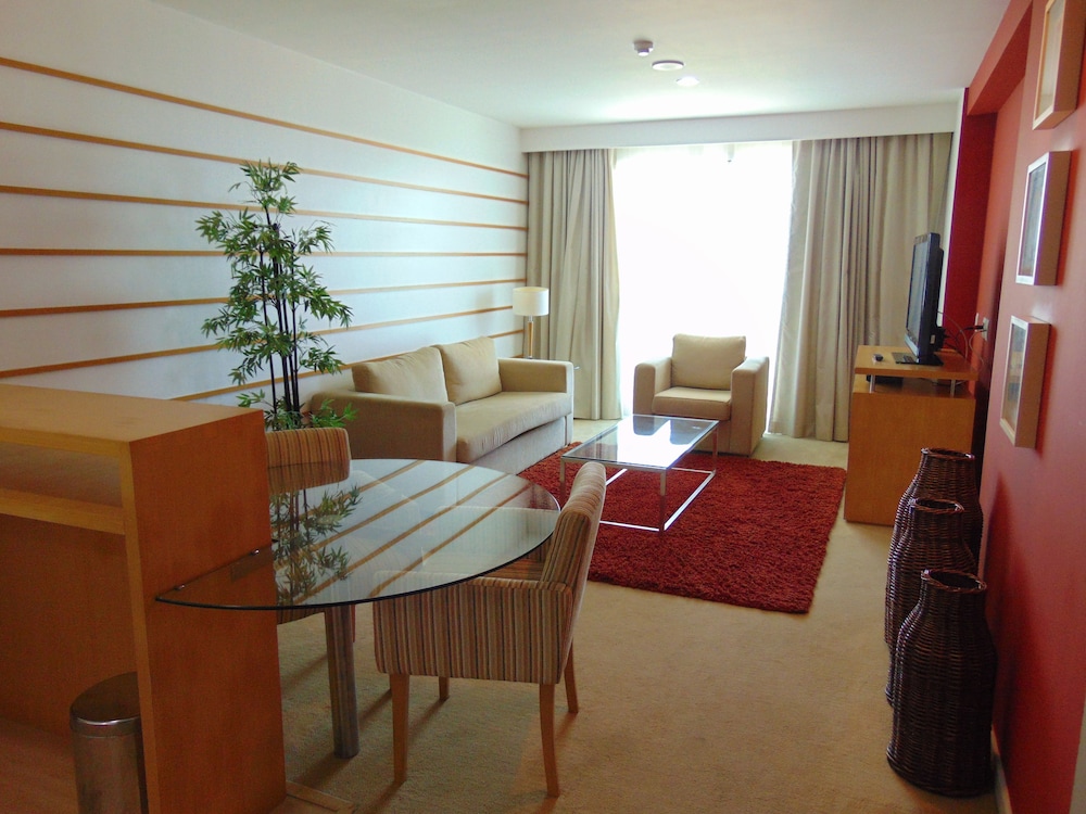 Suite, 1 King Bed, Partial Sea View