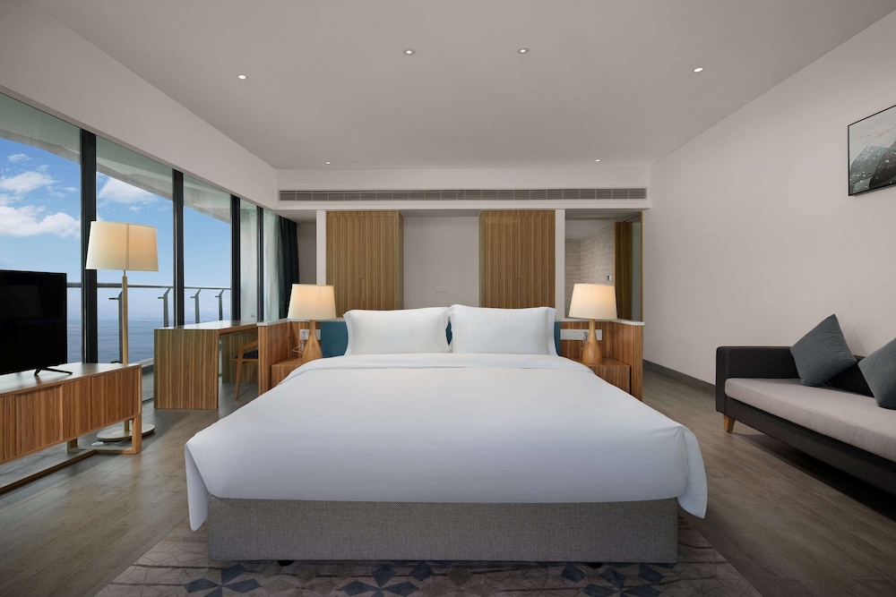 Suite, 1 King Bed, Smoking, Mountain View photo 1