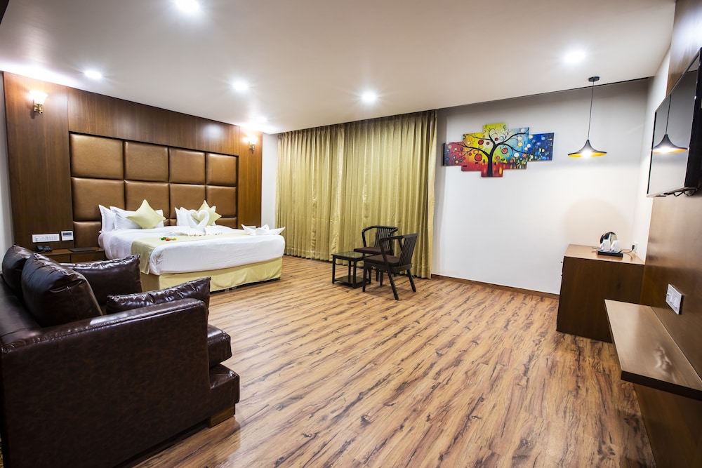 Luxury Suite, 1 King Bed, Non Smoking, City View