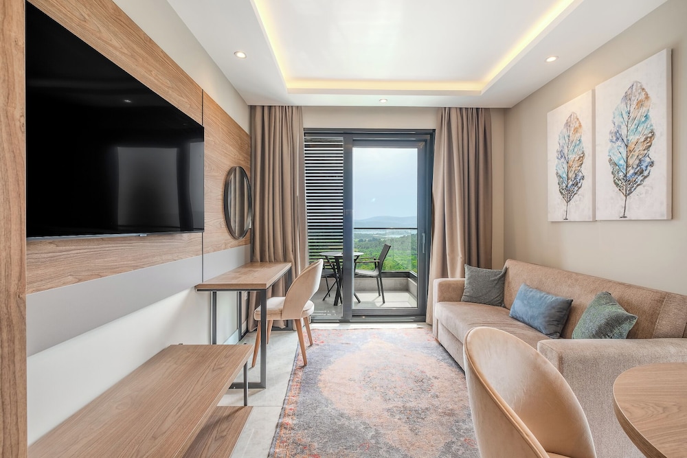 King Suit with Sea View - Photo 2