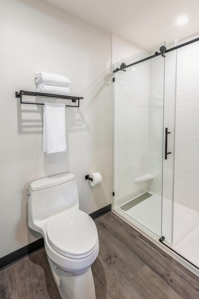 Signature Studio Suite, 1 King Bed (Self Check-in with Virtual Front Desk) - Photo 10