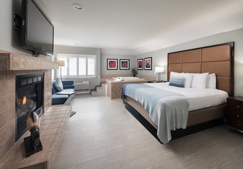 Suite, 1 King Bed - Photo 1