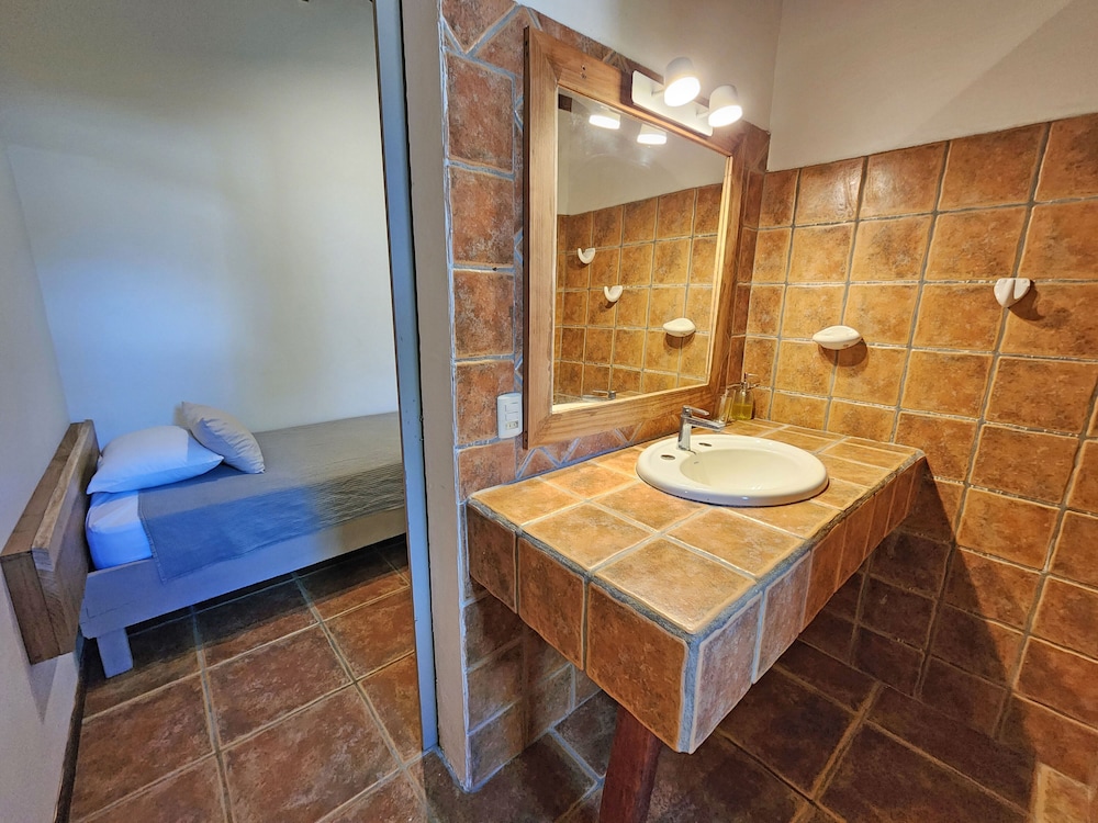 Economy Room - Photo 5