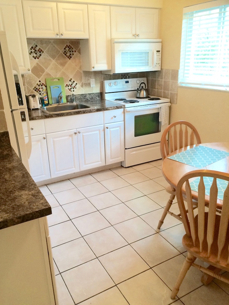 Deluxe 1-Bedroom Two Queen Bed w/ Kitchen & Sofa Bed photo 3