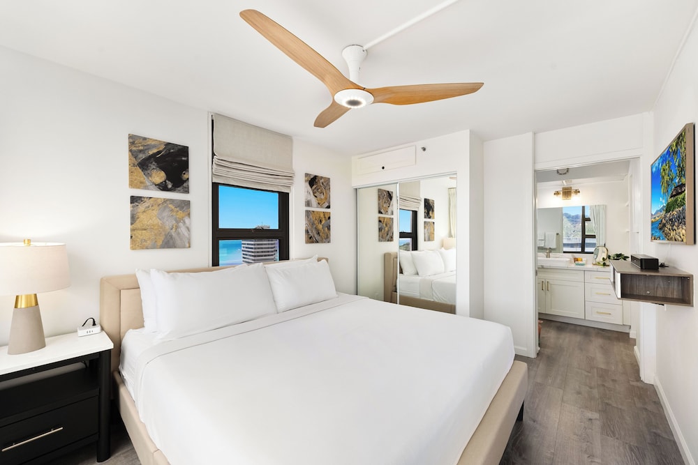 Premium Remodeled Condo with Ocean View and Parking: Premium Apartment, 1 King Bed with Sofa bed, Ocean View (WB 2713 T1) photo