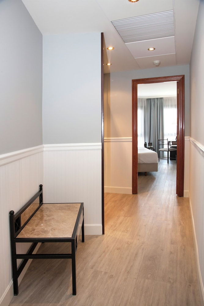 Business Double Room, Multiple Beds, Private Bathroom, City View - Photo 3