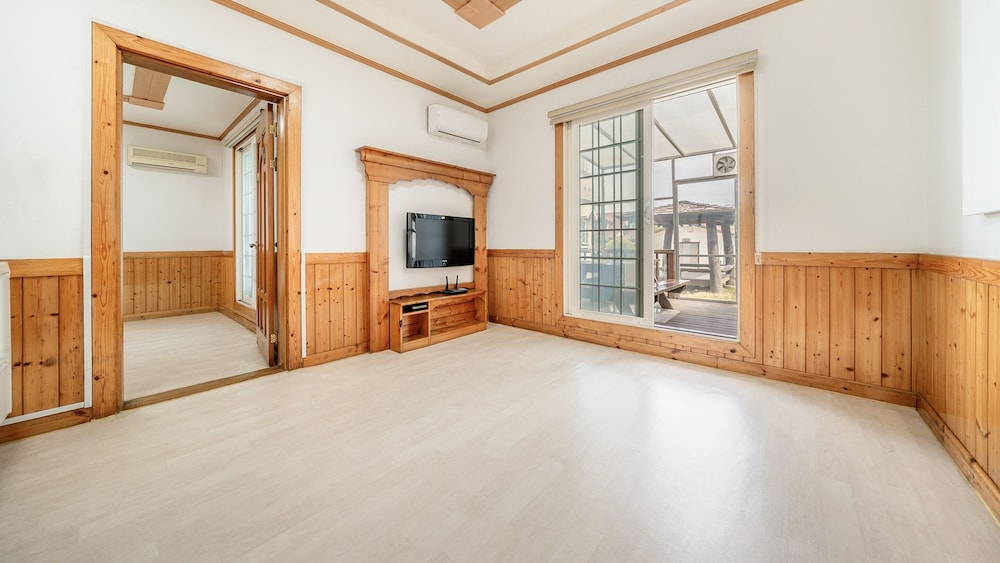 Basic Room, 1 Bedroom (Pencil 3 (Mountain View / BBQ))