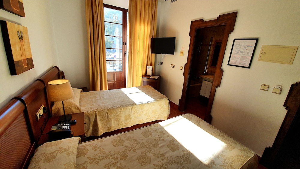 Double or Twin Room, City View - Photo 3