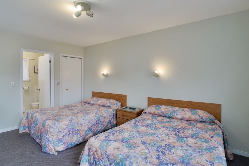 Standard Cabin, 2 Double Beds, Garden View photo 2
