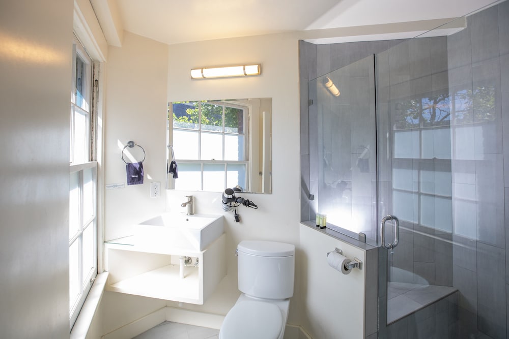 Deluxe Double Room, Ensuite (Street View) - Photo 18
