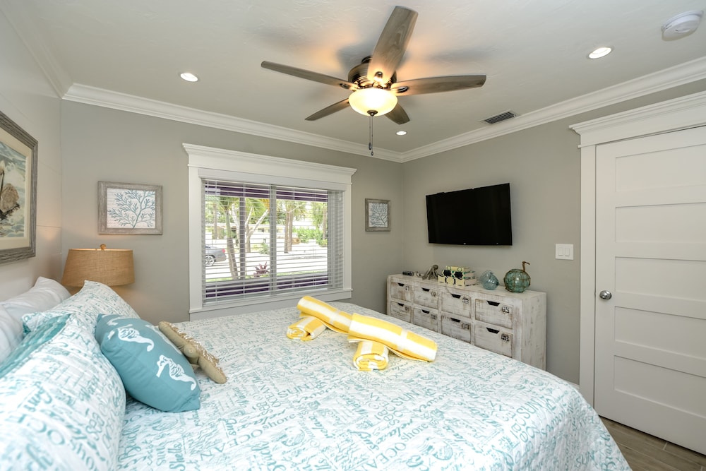Deluxe 1 Bedroom King Suite photo 2