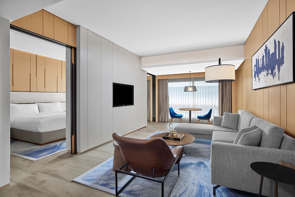 Executive Suite, 1 King Bed, City View - Photo 1