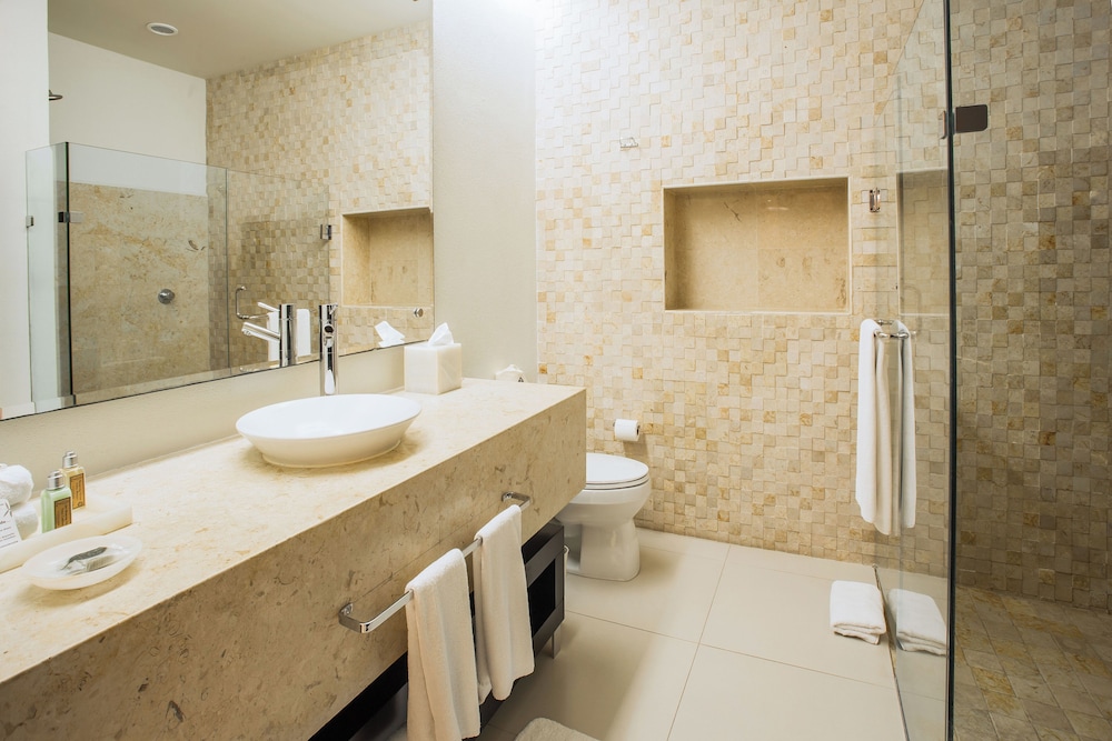 One-bedroom Ocean View Suite 1 King Bed