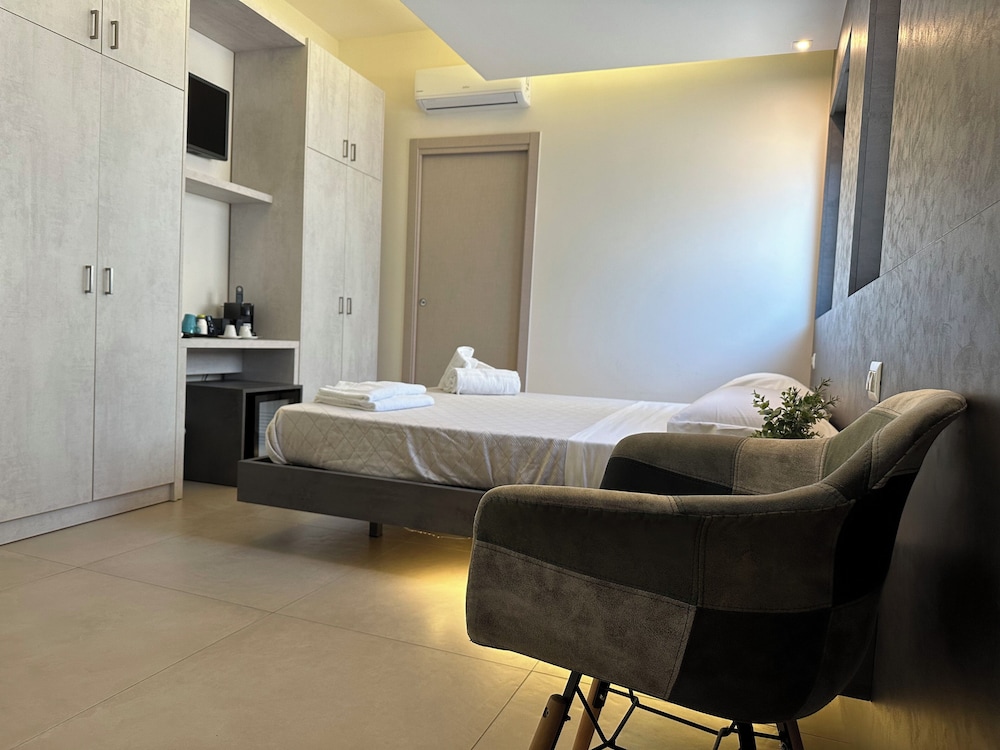 Family Room, 1 Queen Bed with Sofa bed, Private Bathroom, Ground Floor photo 3