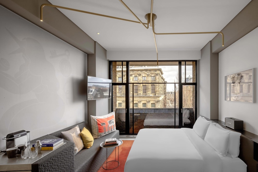 Deluxe Room, 1 King Bed photo 2