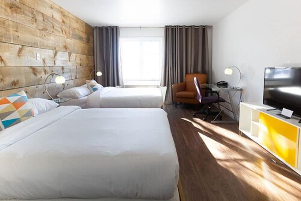 Deluxe Room, 2 Queen Beds photo 2