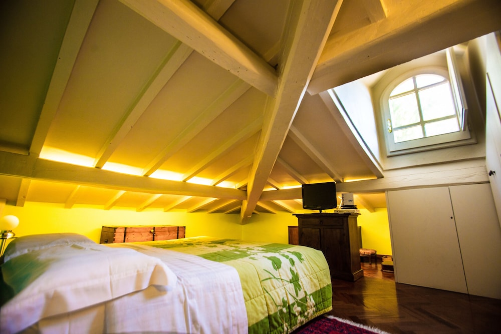Penthouse (4th Floor NO ELEVATOR) photo 2