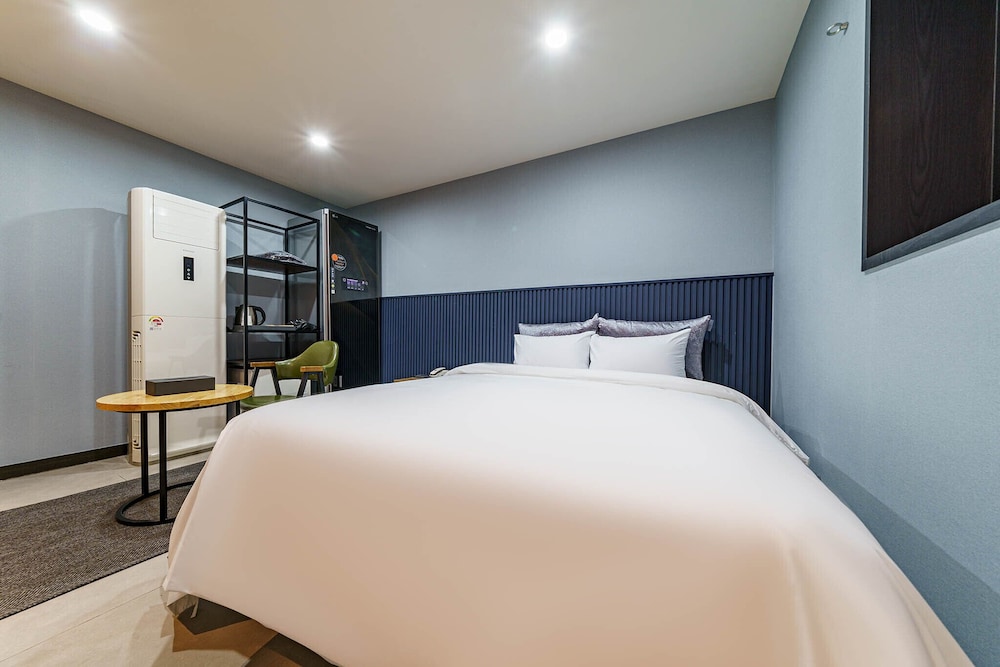 Standard Double Room, 1 Queen Bed, Non Smoking, Bathtub photo 3