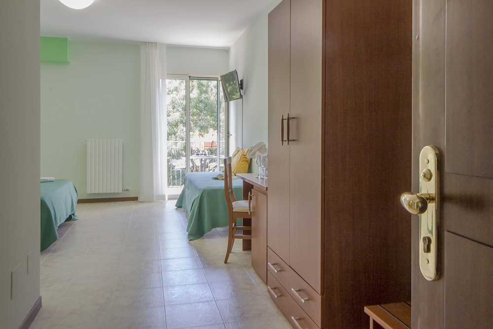 Superior Triple Room photo 2