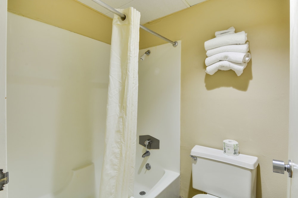 Standard Queen Oceanfront Efficiency Includes Kitchenette (No Pets Allowed) photo 3