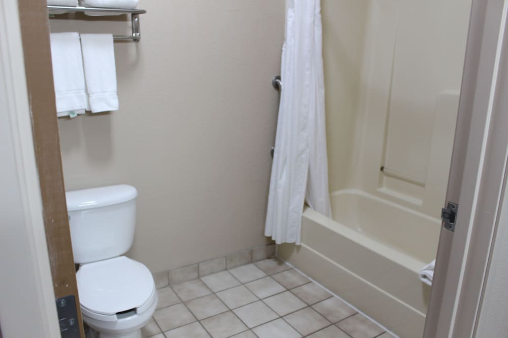 Standard Room, 2 Queen Beds - Photo 9