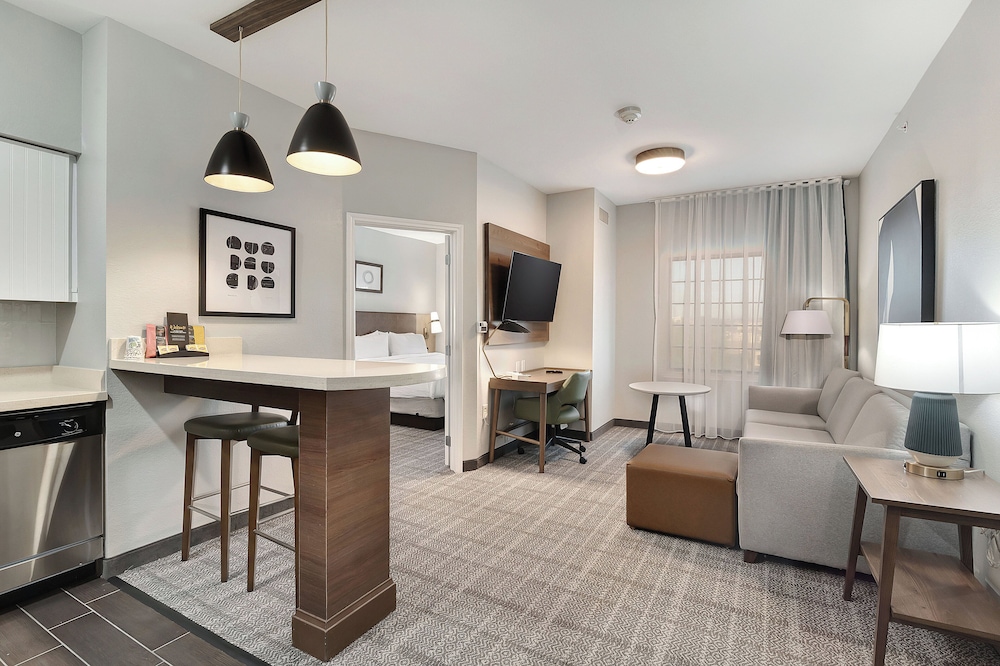 Suite, 2 Bedrooms, Kitchen (Roll-In Shower) photo 3