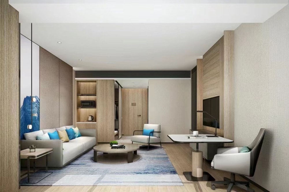 Suite, 1 King Bed, Garden View