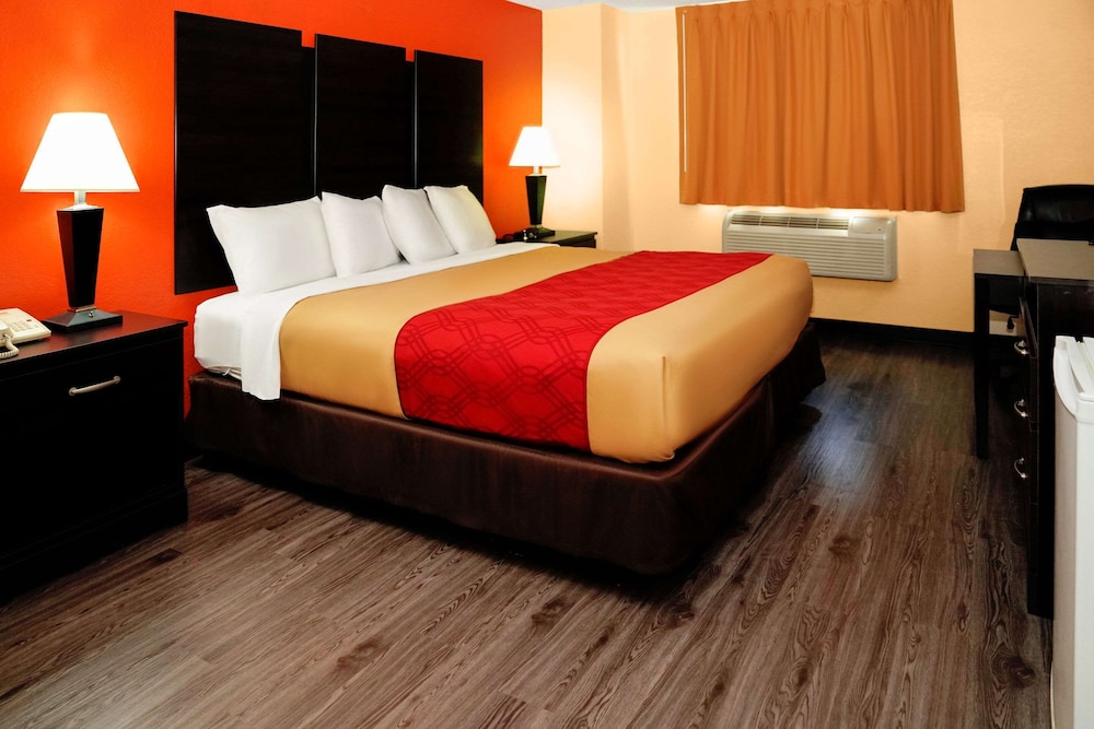 Standard Room, 1 King Bed, Smoking - Photo 1