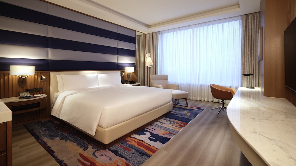 [Splash Bay PKG] Ocean Tower Business Deluxe King+Splash Bay Ticket, 4 Pax (Usage:CI 14-20/CO 8-12)