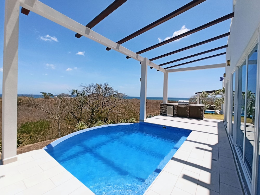 Luxury House photo 2