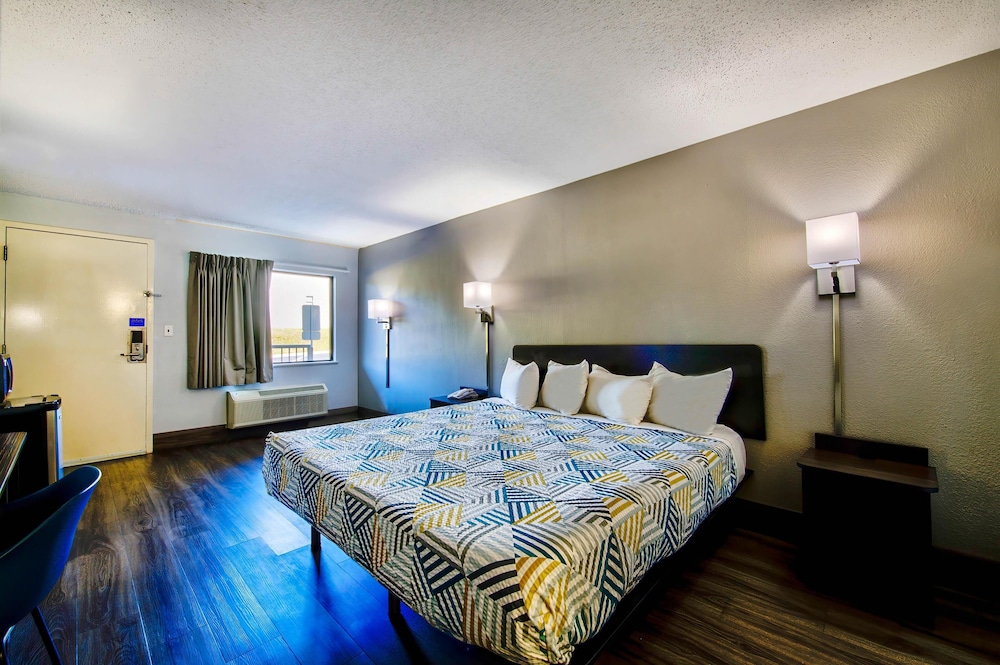 Deluxe Room, 1 King Bed, Non Smoking, Refrigerator & Microwave - Photo 7