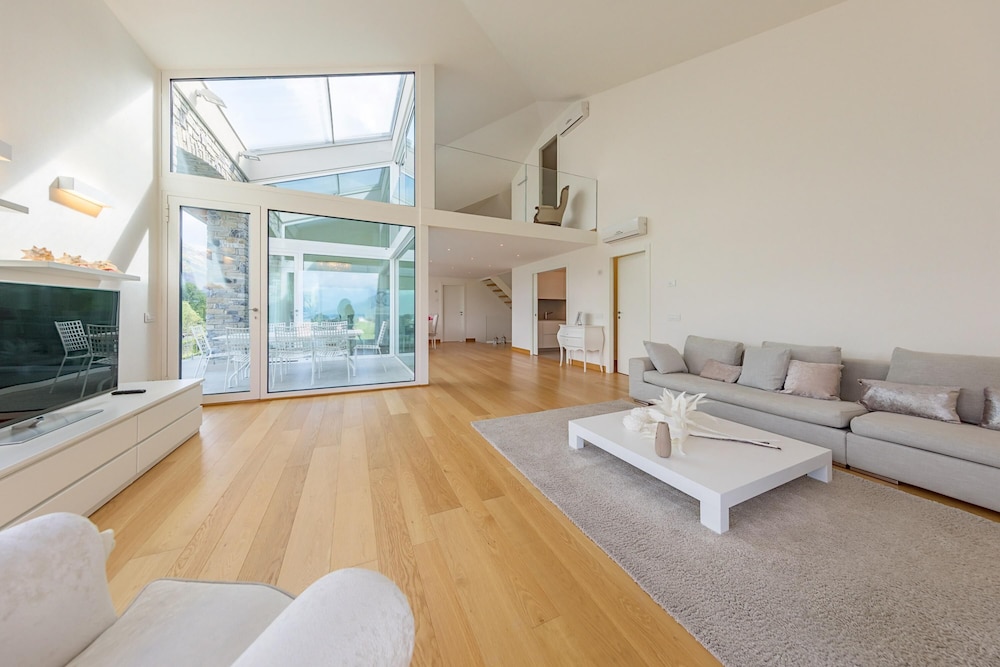 Villa photo 1