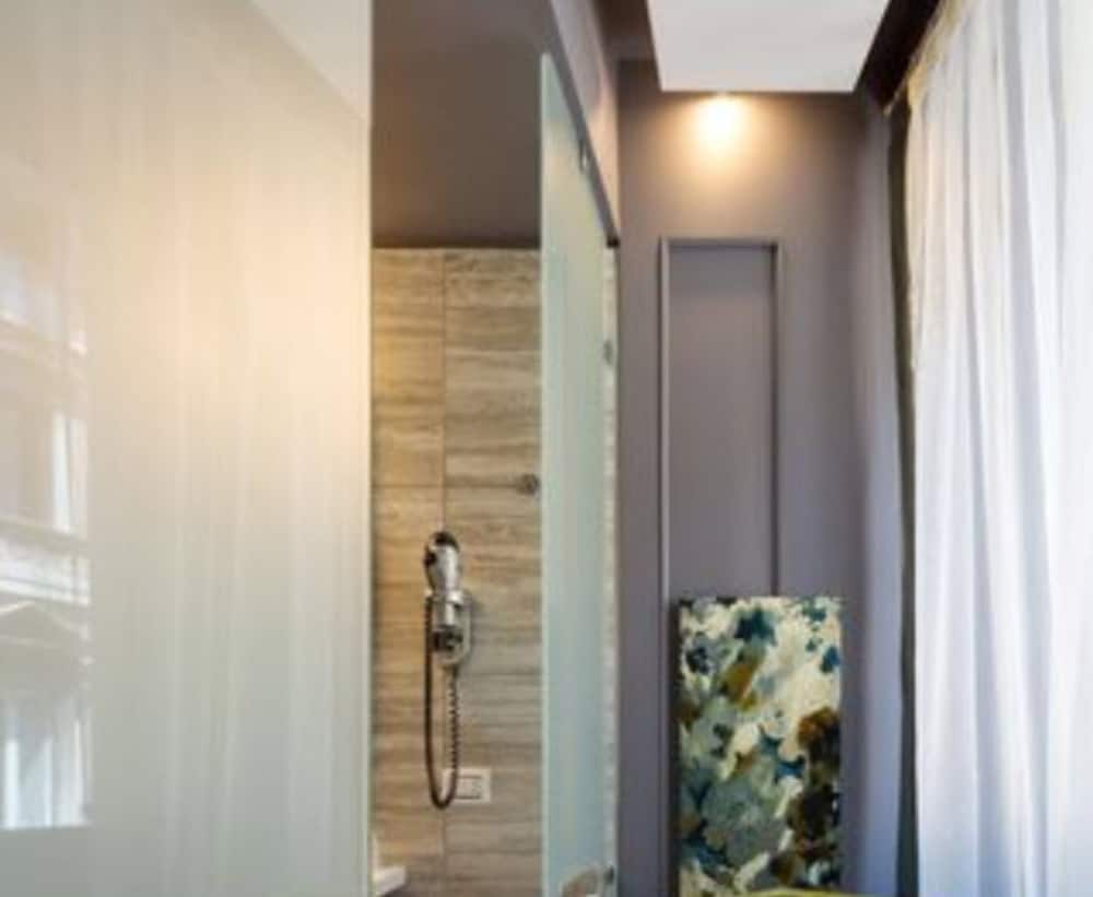 Executive Double Room (2 pax) thumbnail 5