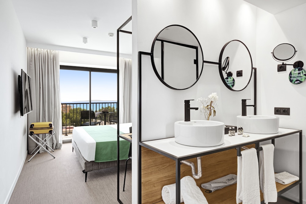 Double Room, Balcony, Pool View thumbnail 5